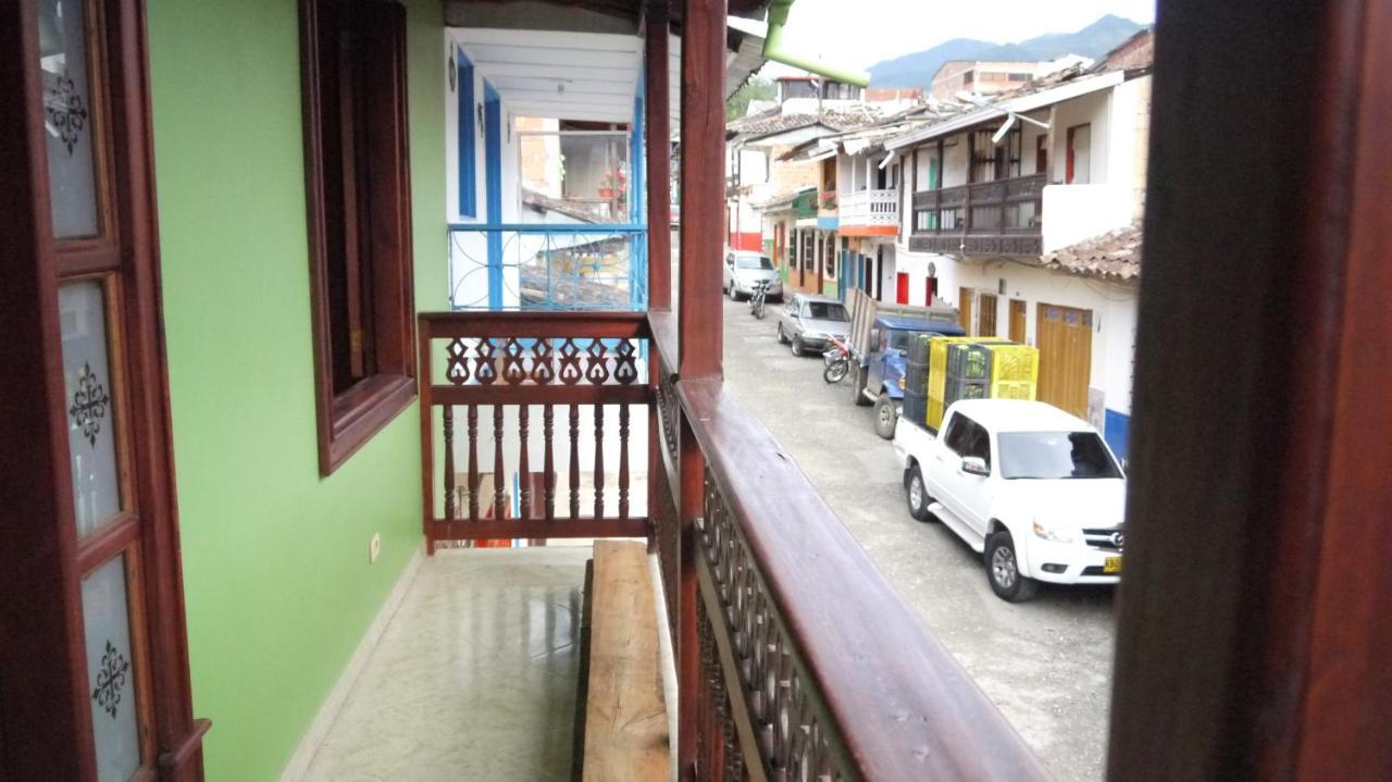 Hostal Naty Luna Jardin Exterior photo
